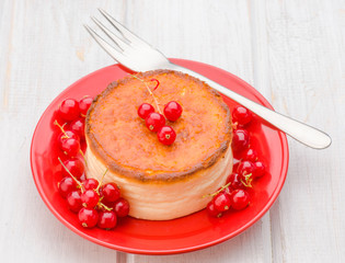 cheesecake and currants with a fork