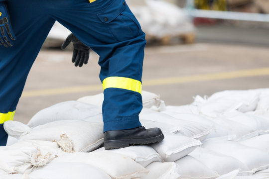 Helfer transportiert Sands&auml;cke