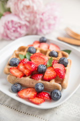 Belgische Waffeln mit frischen Erdbeeren 