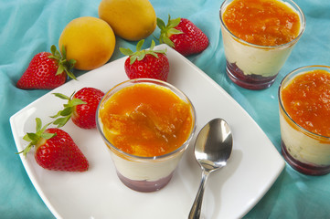 Mascarpone con fragole ealbicocche