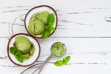 Obraz premium Green tea matcha mint ice cream with chocolate and coconut milk