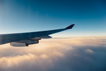 Obraz premium Wing aircraft in altitude during flight