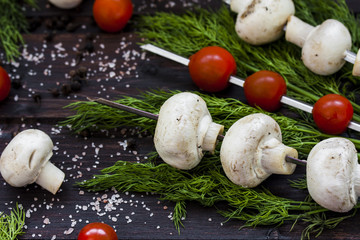 fresh mushrooms with dill and tomatoes