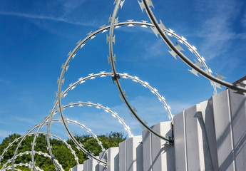 Stacheldraht Absperrung Stacheldrahtzaun Klingendraht Sicherheit – Razor Wire Fence