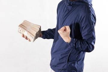 札束を持つ男性・白バック