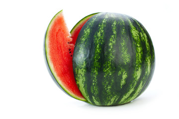 Reife und Saftige Wassermelone auf weissem Hintergrund