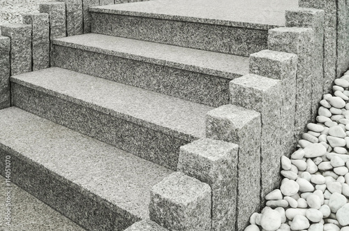 "Closeup einer modernen Außentreppe aus Granit mit Stelen und Drainage