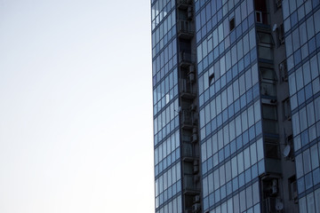 Fototapeta na wymiar facade of apartment building against the sky