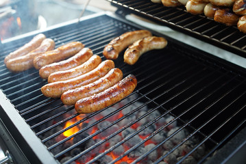 Deutsche Würstchen auf dem Grill zur Grillsaison