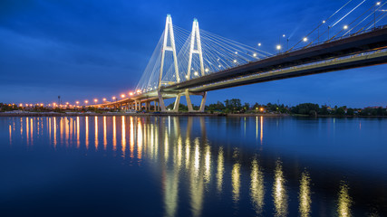 Fototapeta na wymiar Вантовый мост через Неву в Санкт-Петербурге на рассвете