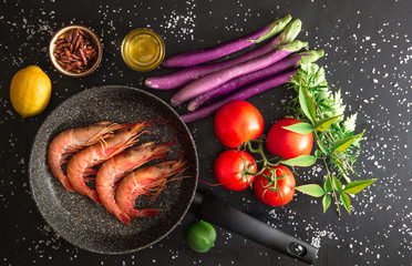 gamberi in padella con ingredienti