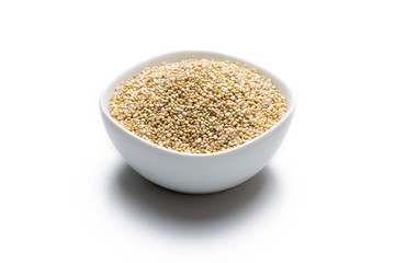 Quinoa Andenhirse in weißer Schüssel isoliert auf weißem Hint