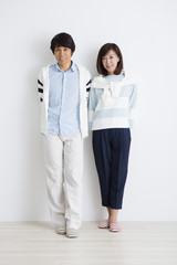 部屋に立つ夫婦