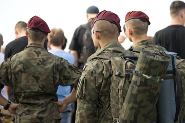 Żołnierze z wojsk powietrznodesantowych podczas międzynarodowych ćwiczeń wojskowych w Toruniu Anakonda-16