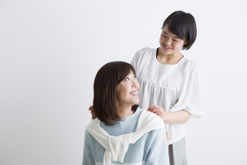 母親の肩をたたく娘