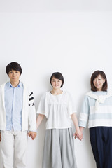 Obraz premium 並んで手をつなぐ家族