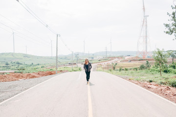 Obraz premium Asian girl walking on country road.