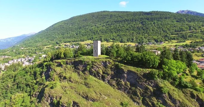 Aerial 4k - Teglio - Valtellina (IT) - Vista aerea della Torre