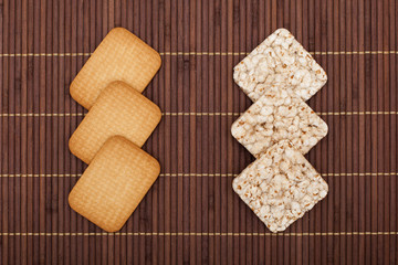 Obraz na płótnie Canvas Crunchy rye crispbreads vs cookies, health concept