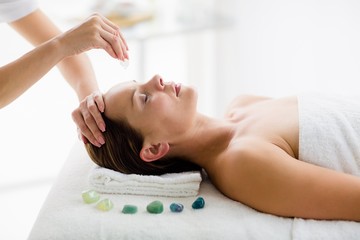 Obraz na płótnie Canvas Masseur giving massage treatment to woman