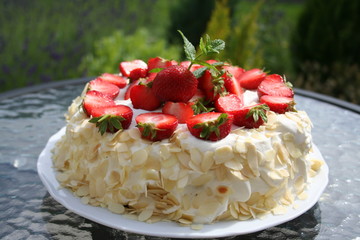 Gateau with Swedish strawberries, almond and cream