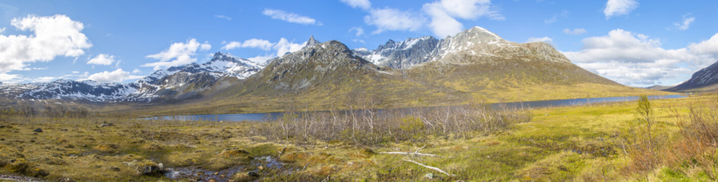Panorama Bergsee Storvatnet auf Insel Kvaloy, Norwegen