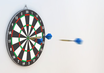 Zwei Dartpfeile und fliegender Pfeil ins Bullseye