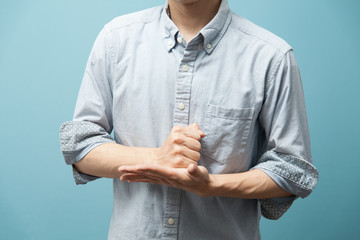 カジュアルシャツの男性・ブルーバック