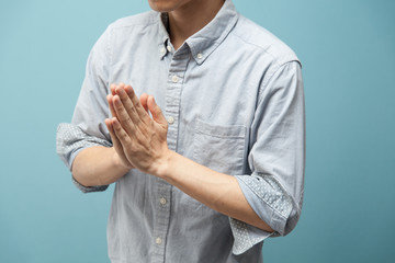 カジュアルシャツの男性・ブルーバック