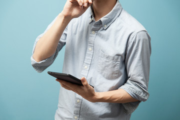 カジュアルシャツの男性・ブルーバック