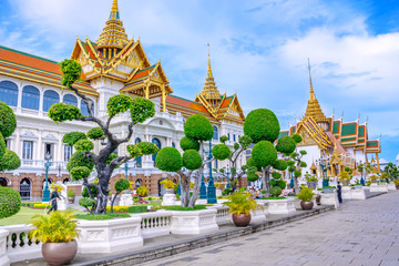 Obraz premium Sąd Grand Palace i budynek Chakri Maha Prasat w Bangkoku w Tajlandii