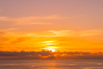 Fototapeta na wymiar Beautiful sunset sky over tropical ocean