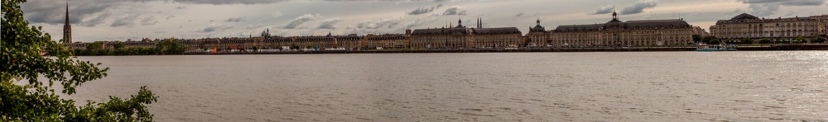 Fototapeta na wymiar Bordeaux en panorama, France