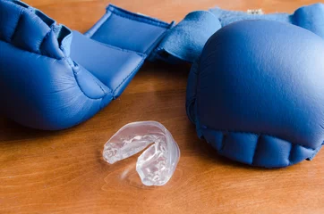Crédence de cuisine en verre imprimé Arts martiaux Boxing gloves and cap