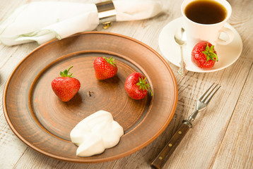 Ripe strawberry fruits on a brown plate