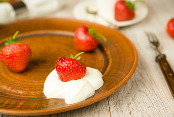 Ripe strawberry fruits on a brown plate