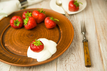 Ripe strawberry fruits on a brown plate