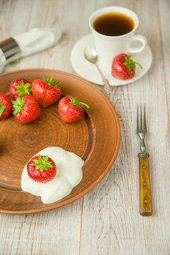 Ripe strawberry fruits on a brown plate