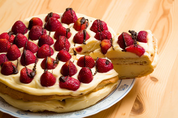 strawberry cake with cream