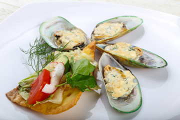 Baked mussels in cream sauce
