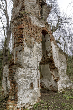 Überreste eines Kirchturms aus dem 16. Jahrhundert verwittert im Wald