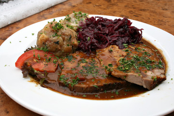 organisch lifestyle rheinischer sauerbraten knödel, semmelknödel, rotkraut, beilage, neu modern