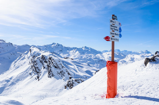 Pointers to the track in the ski resort  Val Thorens.  France