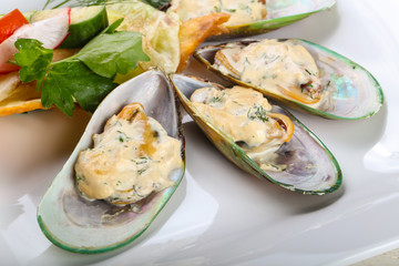 Baked mussels in cream sauce