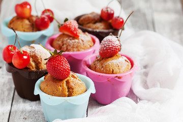 Berry muffins with powdered sugar