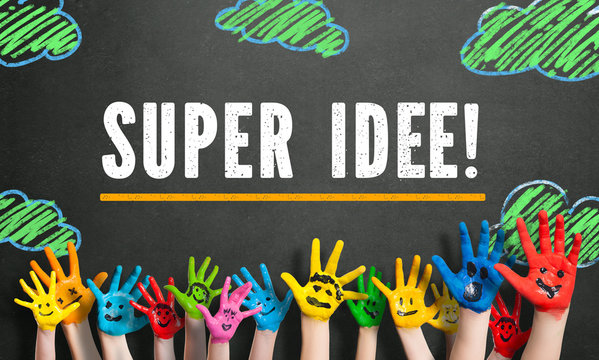 angemalte Kinderhände vor Kreide-Wolkenhintergrund mit Spruch "Super Idee!" 