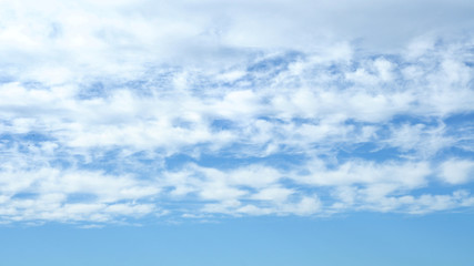 sfondo con nuvole bianche e spumose, nel cielo blu
