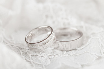 Obraz na płótnie Canvas Closeup wedding rings