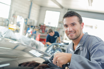 Mechanic using polishing machine