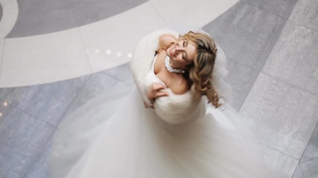 The bride standing between coloums